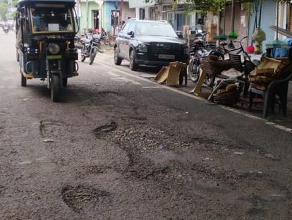 गांधी स्टेडियम पर हॉटमिक्स सड़क पर हुए गहरा गड्ढा। संवाद