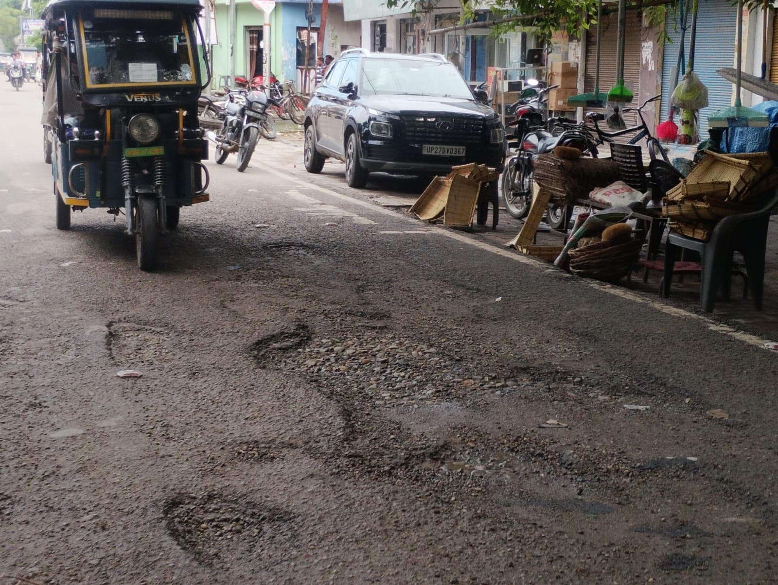 गांधी स्टेडियम पर हॉटमिक्स सड़क पर हुए गहरा गड्ढा। संवाद