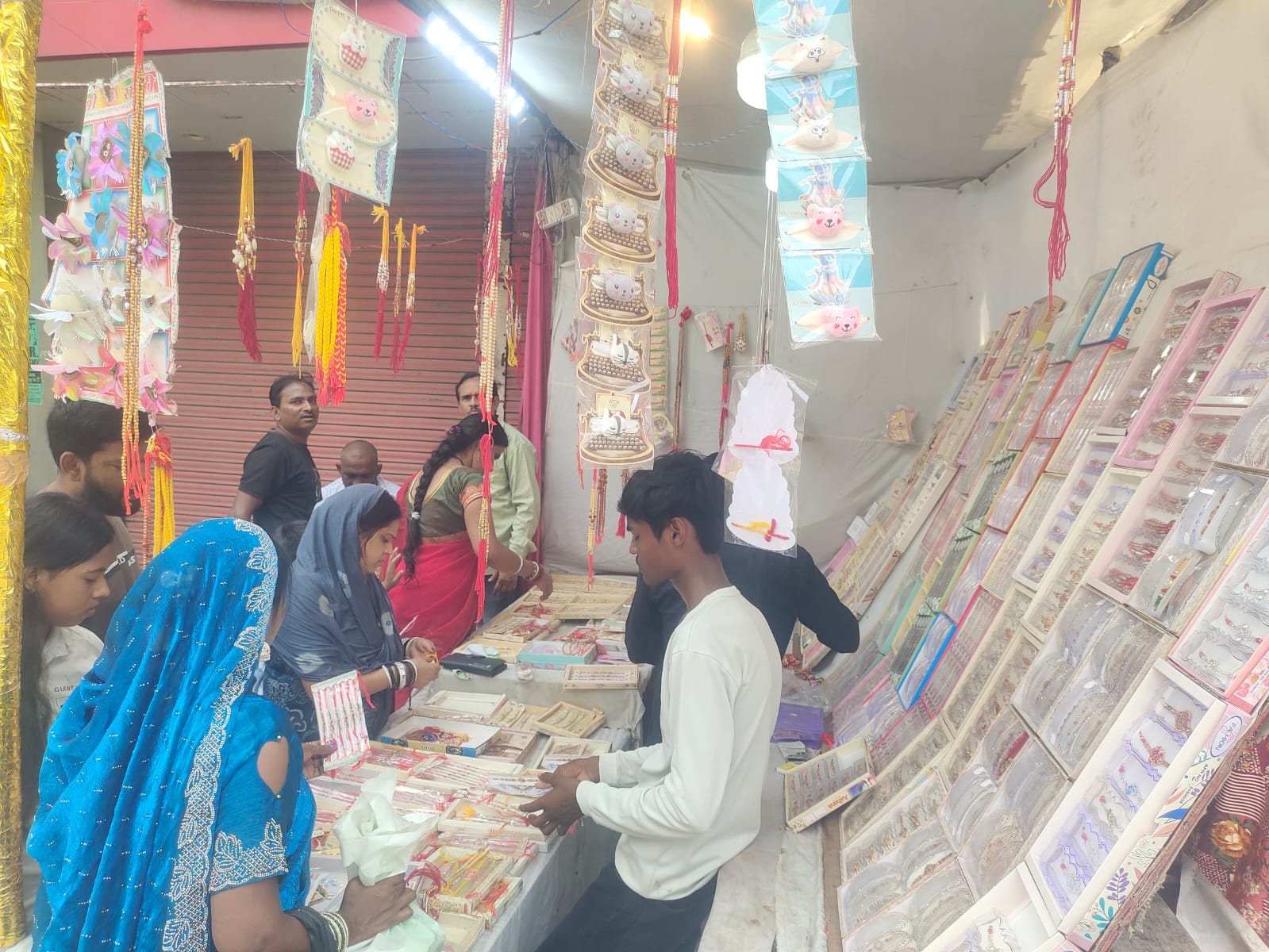 गांधीनगर बाजार में राखी की खरीदारी करते लोग संवाद