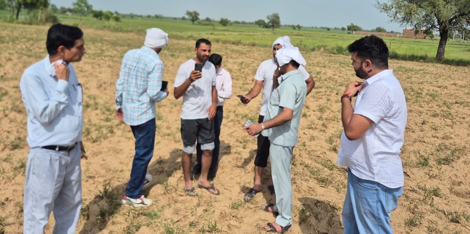 गांव बड़ेसरा के खेतों में डिजिटल क्रॉप सर्वे करते तहसीलदार व उनकी टीम।