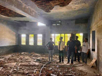 गांव चांग के कन्या स्कूल के जर्जर हाल भवन का निरीक्षण करते सीजेपी कार्यकर्ता।