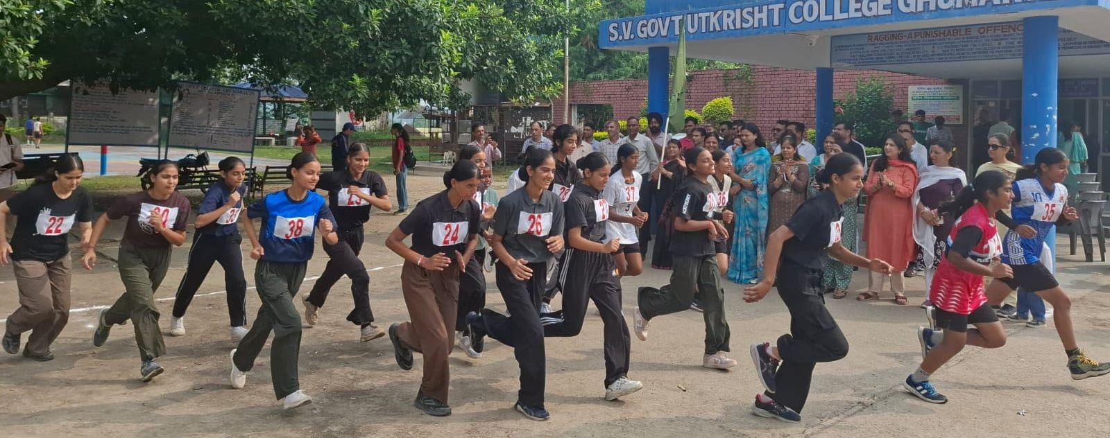 घुमारवीं कॉलेज में आयोजित क्रॉस कंट्री दौड़ में भाग लेते हुए खिलाड़ी। स्रोत: कॉलेज प्रबंधन।