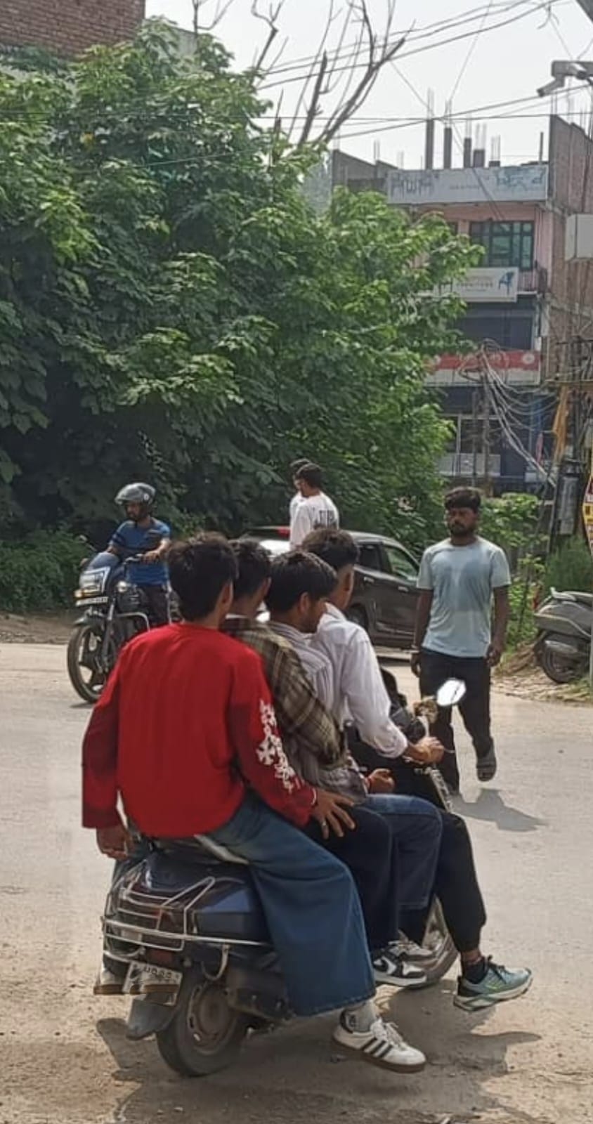 घुमारवीं में एक स्कूटी पर चार युवक। स्रोत: जागरूक पाठक