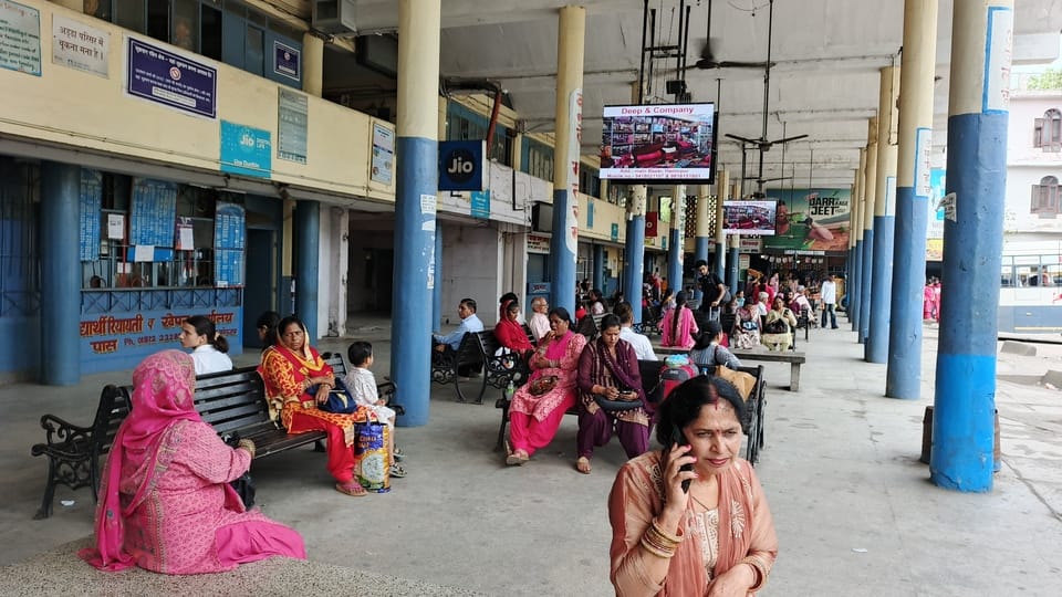 हमीरपुर बस अड्डे में बस का इंतजार करते यात्री। संवाद