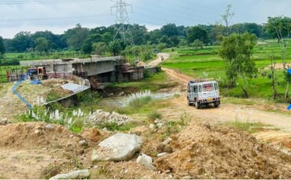 हिसल जाने वाले मार्ग में निर्माणाधीन पुल।