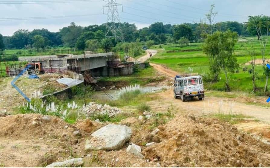 हिसल जाने वाले मार्ग में निर्माणाधीन पुल।