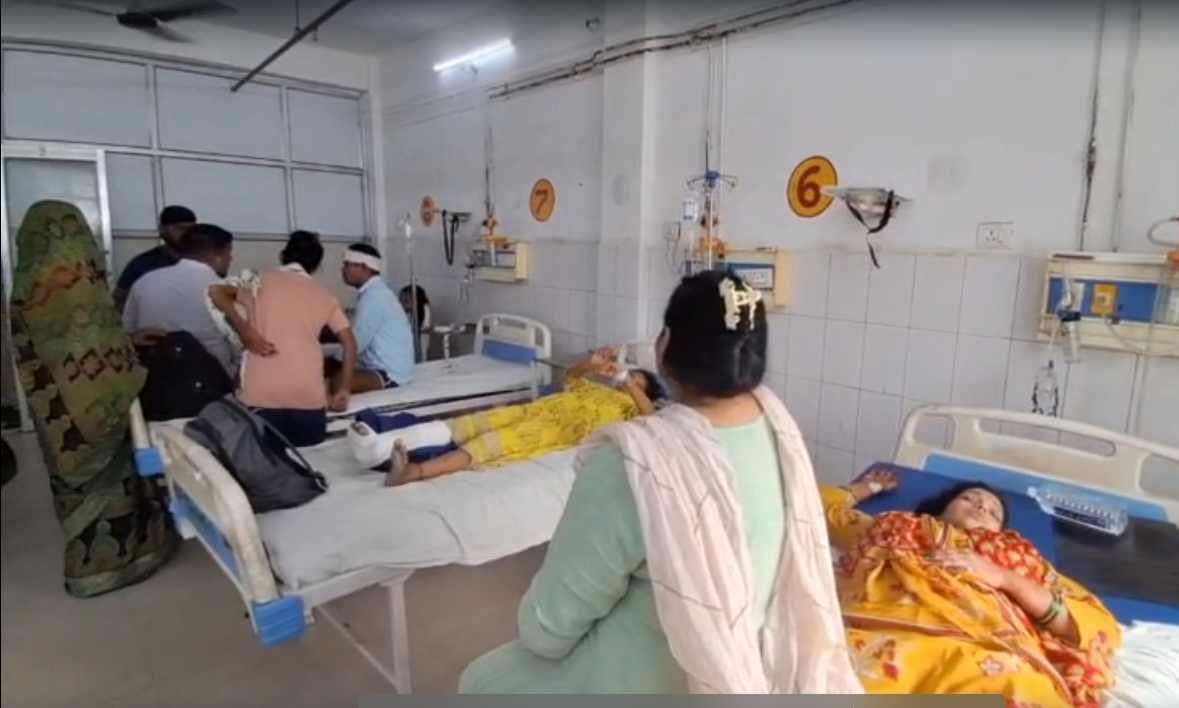 हादसे में घायल मंडलीय चिकित्सालय में भर्ती मरीज। श्रोत-वीडियो ग्रैब