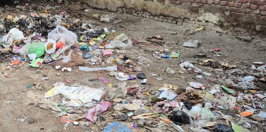 Garbage piles up again the day after a cleanup; 1.5 tonnes of waste accumulated in the city.