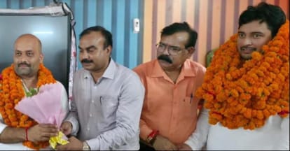 जीआईसी में एजुकेशनल मिनिस्ट्रियल ऑफिसर्स एसोसिएशन के पदाधिकारियों को सम्मानित करते निर्वाचन अ