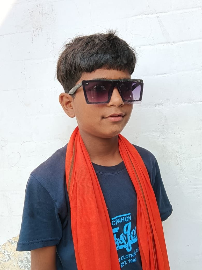 जिगर उर्फ सौरभ तिवारी की फाइल फोटो, बिलखते परिजन व मौके पर जुटी भीड़। संवाद