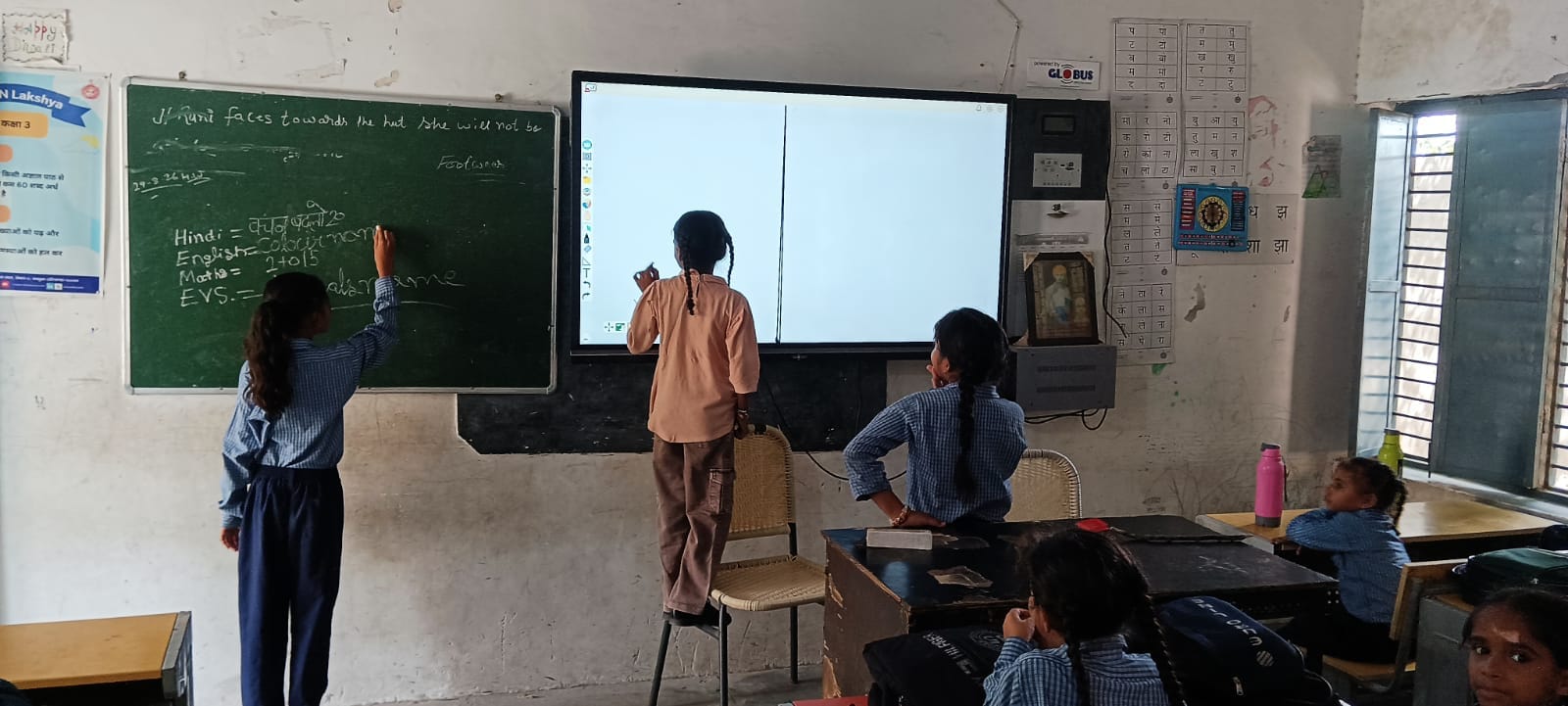 जाखन दादी के राजकीय प्राथमिक स्कूल में क्लास में विद्यार्थी खुद ही ब्लैकबोर्ड पर लिखकर पढ़ते हु