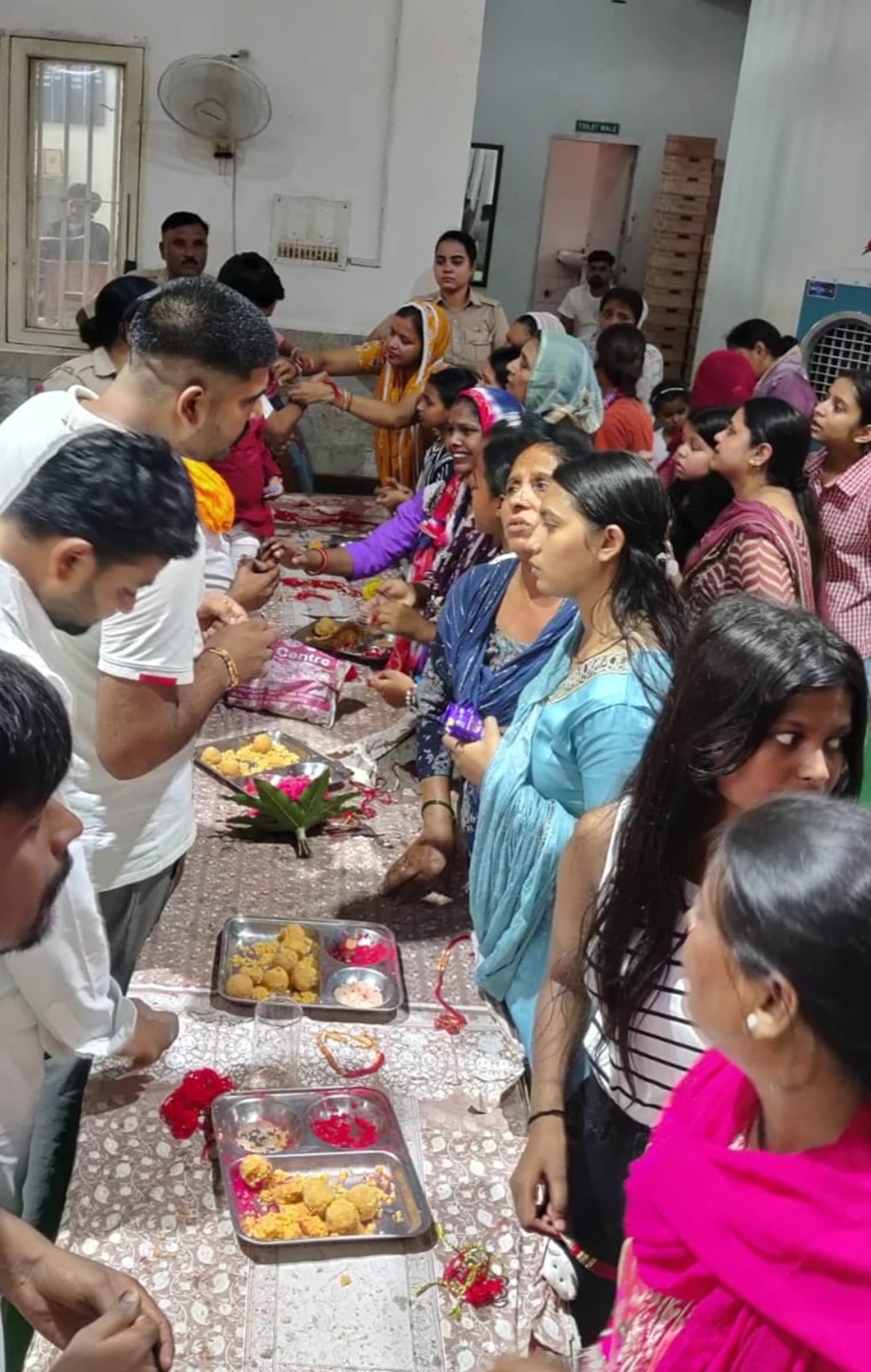 जिला जेल जगाधरी में बंद भाइयों व परिजनों को राखी बांधतीं महिलाएं। जेल प्रशासन