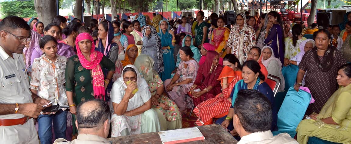Sisters tied Rakhis to their brothers behind bars; tears welled up.