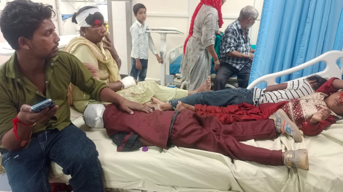जिला नागरिक अस्पताल में उपचाराधीन राहुल उनकी मां रीना और बच्चे। संवाद
