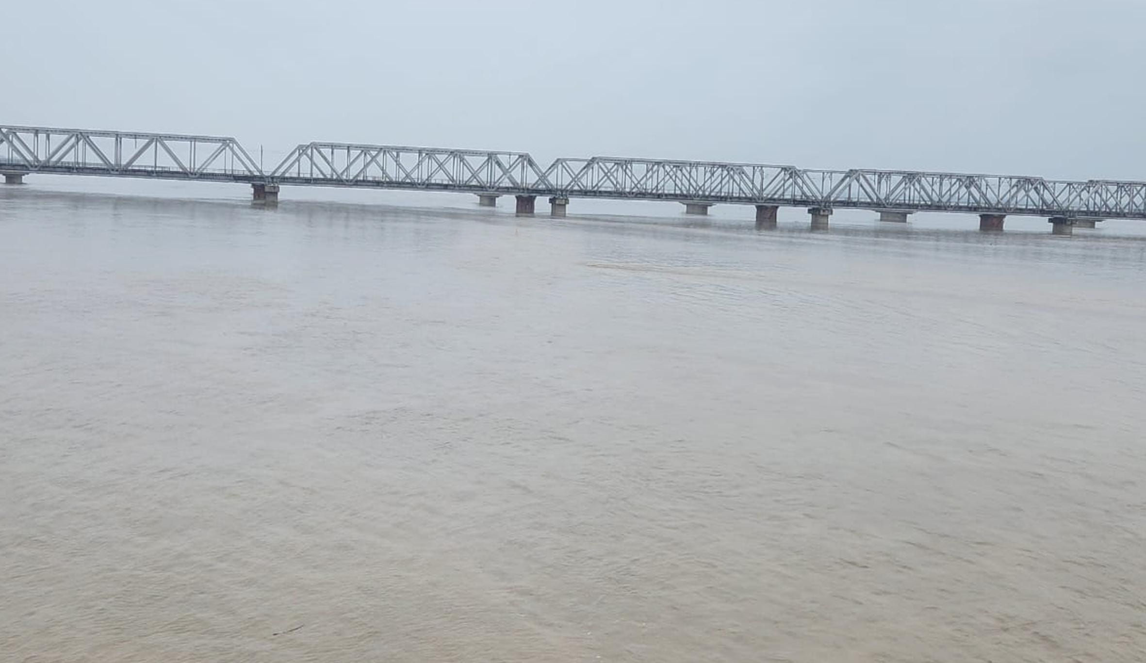 जरवलरोड स्थित एल्गिन ब्रिज पर बढ़ा सरयू नदी का जलस्तर। -संवाद