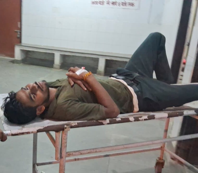 जैतपुर में मुठभेड़ के बाद सीएचसी में भर्ती घायल बदमाश पप्पू। स्रोत मीडिया सेल