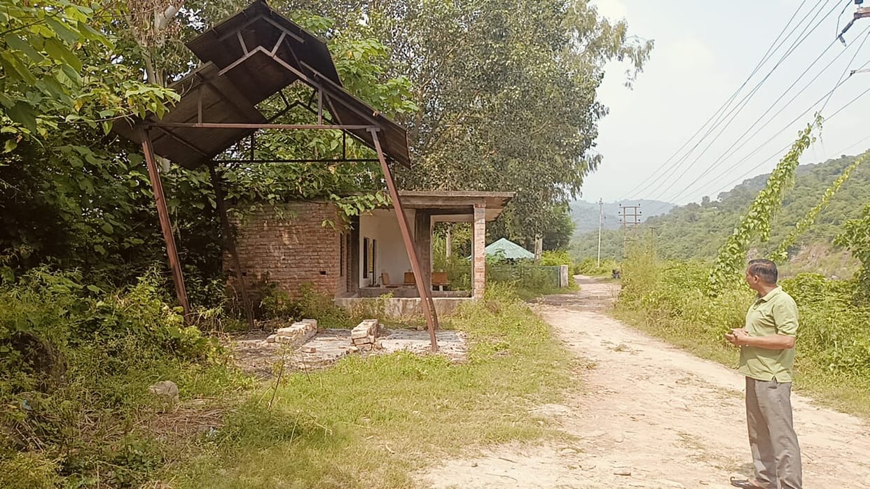 Lack of facilities at the cremation ground; no arrangements for water or seating.