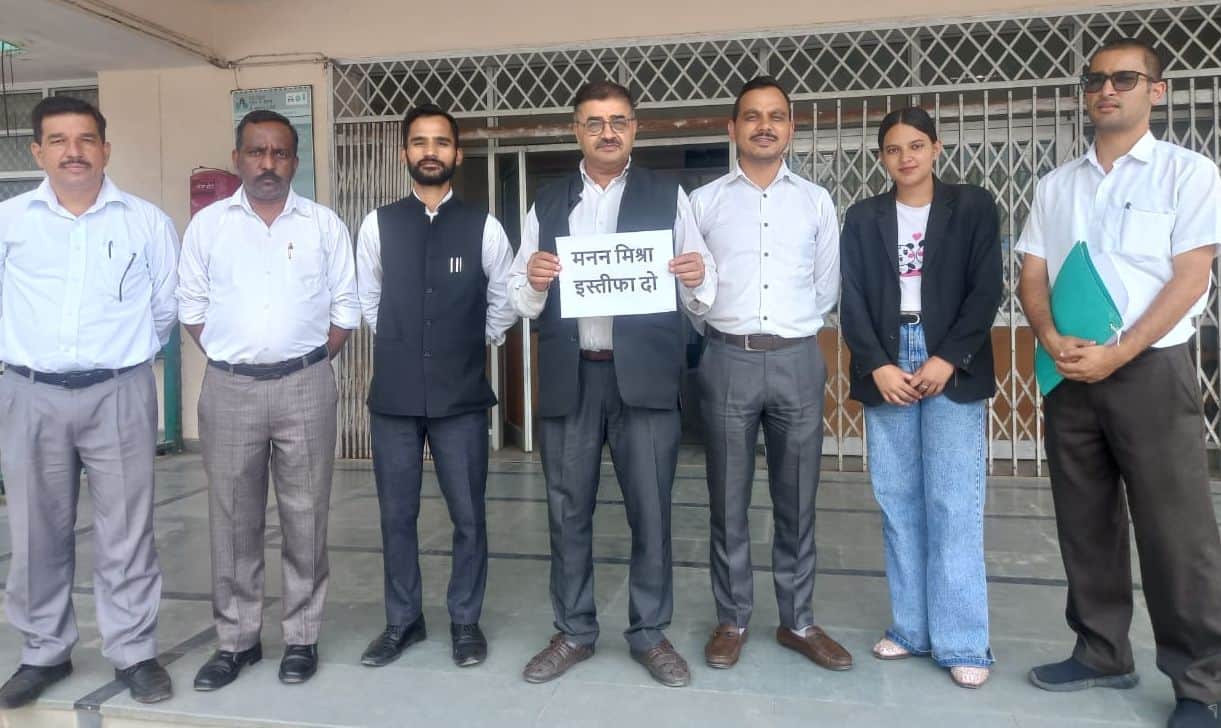 Lawyers in Kandaghat launched a signature campaign demanding the resignation of the BCI Chairman.