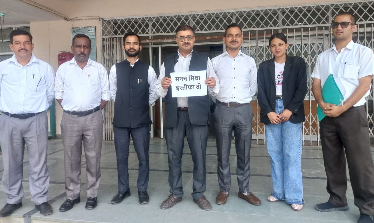Lawyers in Kandaghat launched a signature campaign demanding the resignation of the BCI Chairman.