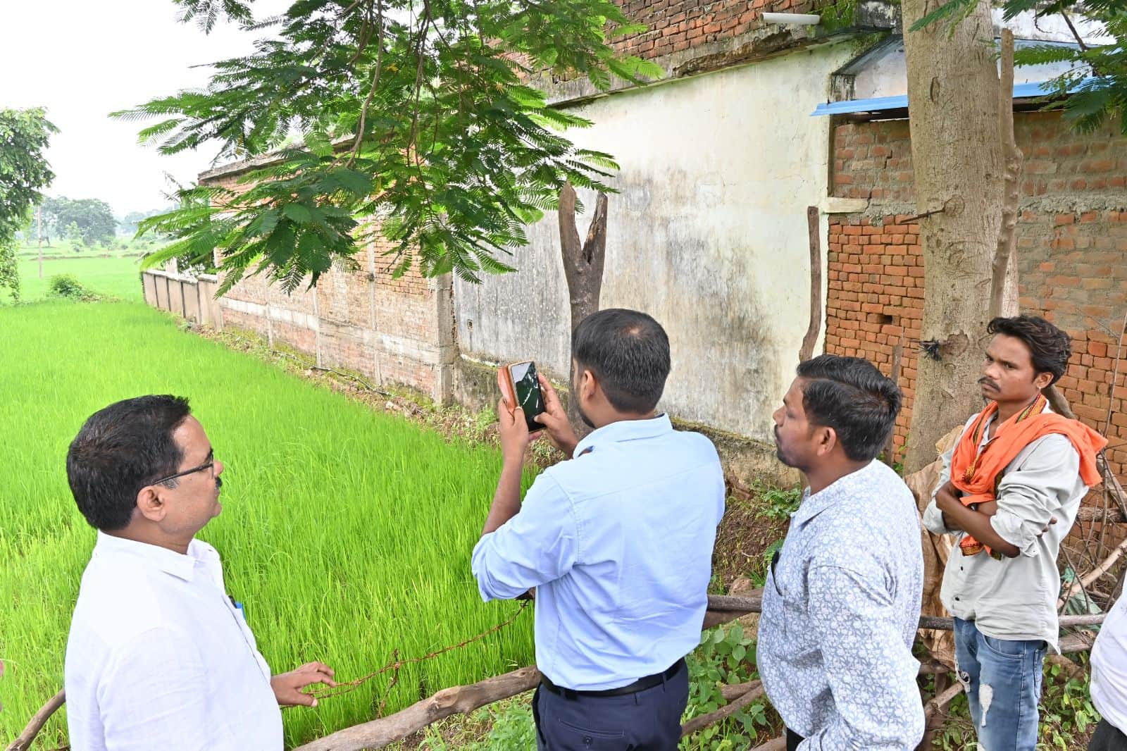 कलेक्टर ने किया डिजिटल क्रॉप सर्वे का निरीक्षण