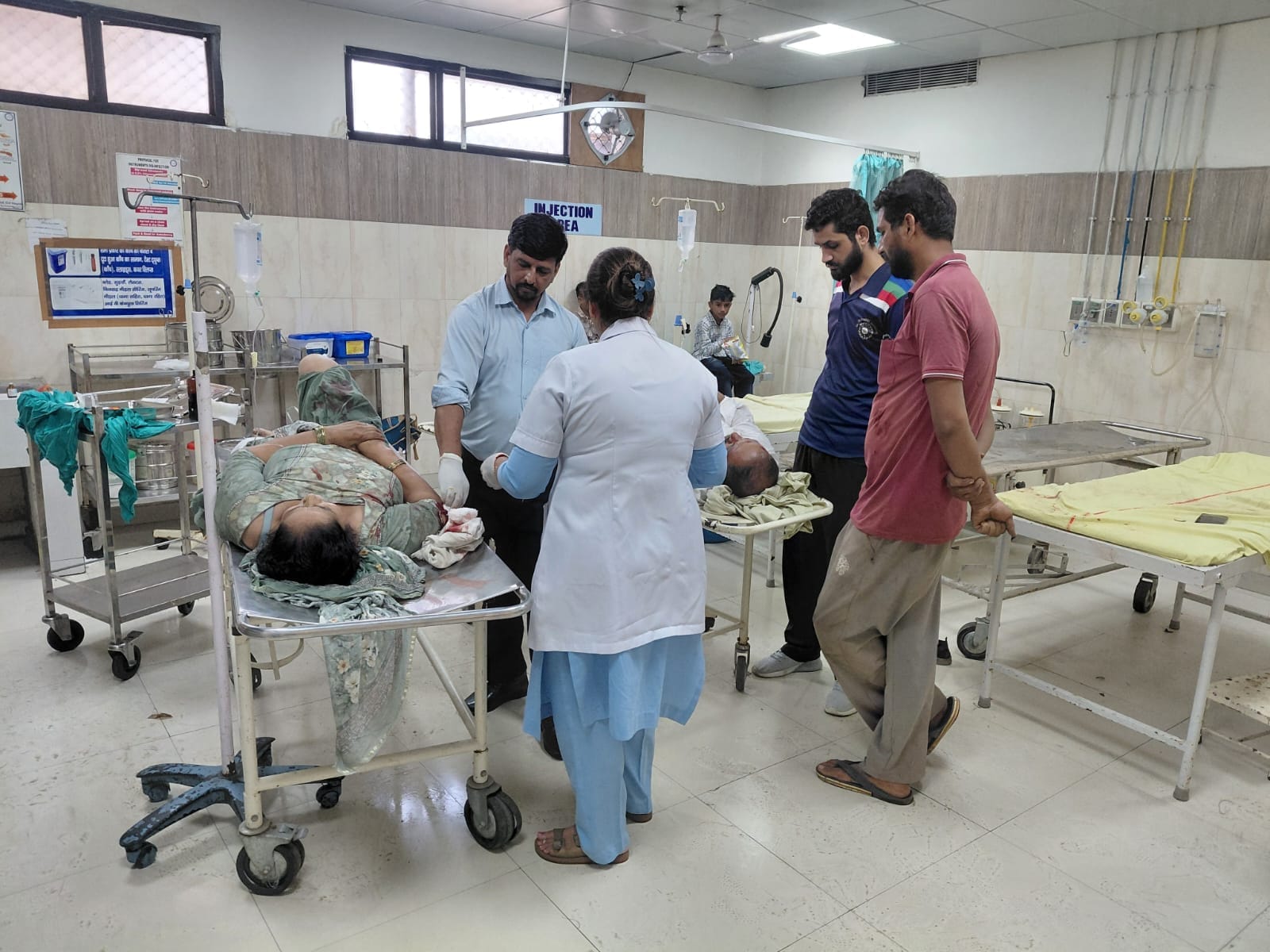 कुरुक्षेत्र। इशरगढ़ गांव के पास हादसे में घायल हुई दपंति का उपचार करते हुए चिकित्सक व नर्स स्टा