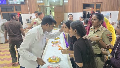 कुरुक्षेत्र। जेल की डोडी में अपनी छोटी बहनों को आर्शिवाद देता हुआ जेल में बंद बंदी। संवाद