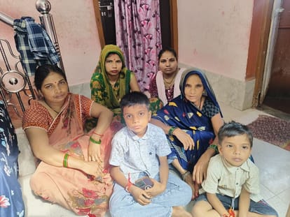 करन शर्मा की मौत के बाद दरवाजे पर मायूस होकर बैठे परिजन।संवाद