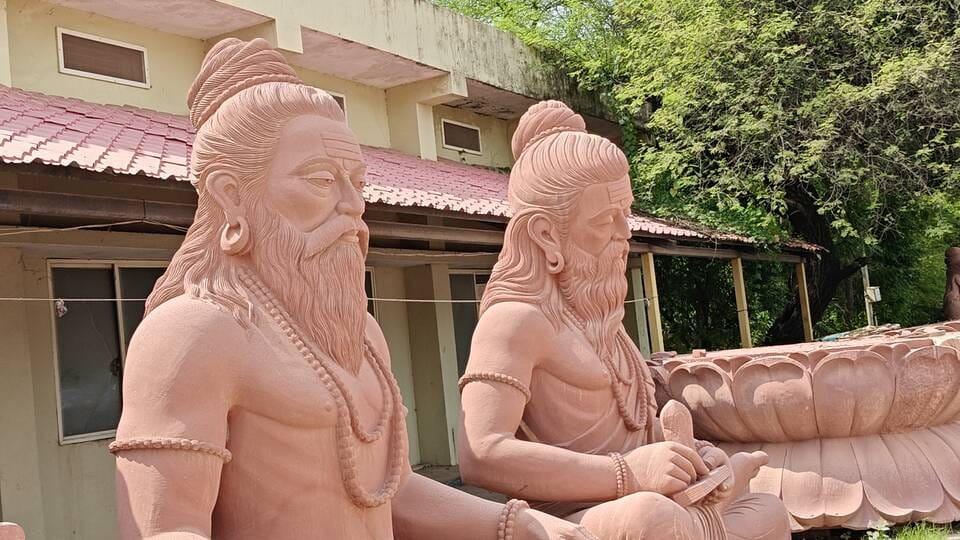 सप्तऋषि की प्रतिमा का निर्माण कार्य