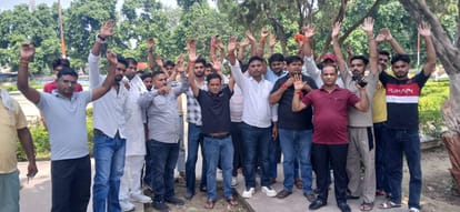 कस्बे के नेहरू पार्क में आरक्षण हटाने की मांग करते स्वर्ण समाज के युवा स्रोत संवाद
