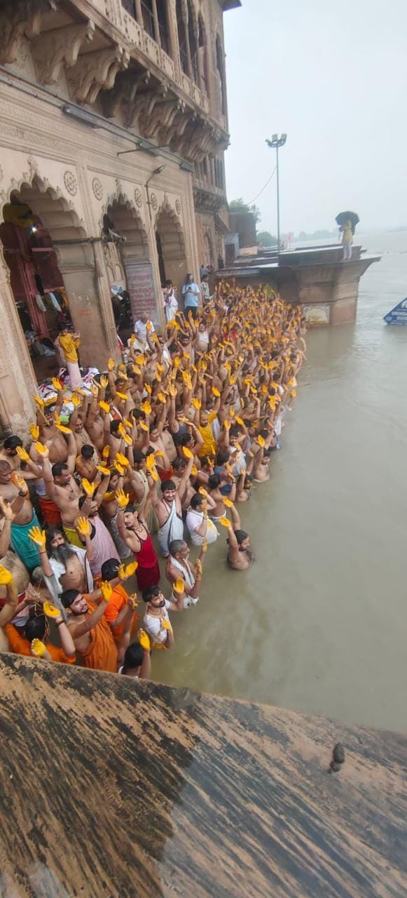 Brahmins performed the Shravani Upakarma at Keshi Ghat.