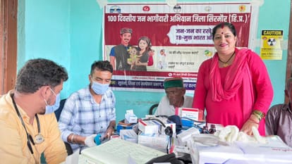 कोटा पाब में आयोजित शिविर में जांच करते  चिकित्सक। स्रोत : विभाग