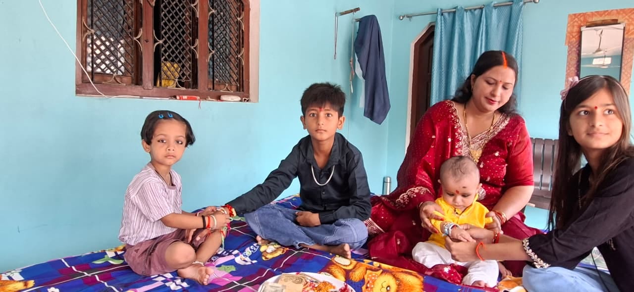 खलीलाबाद के बिधियानी मोहल्ले में भाइयों को राखी बांधती बहनें। संवाद