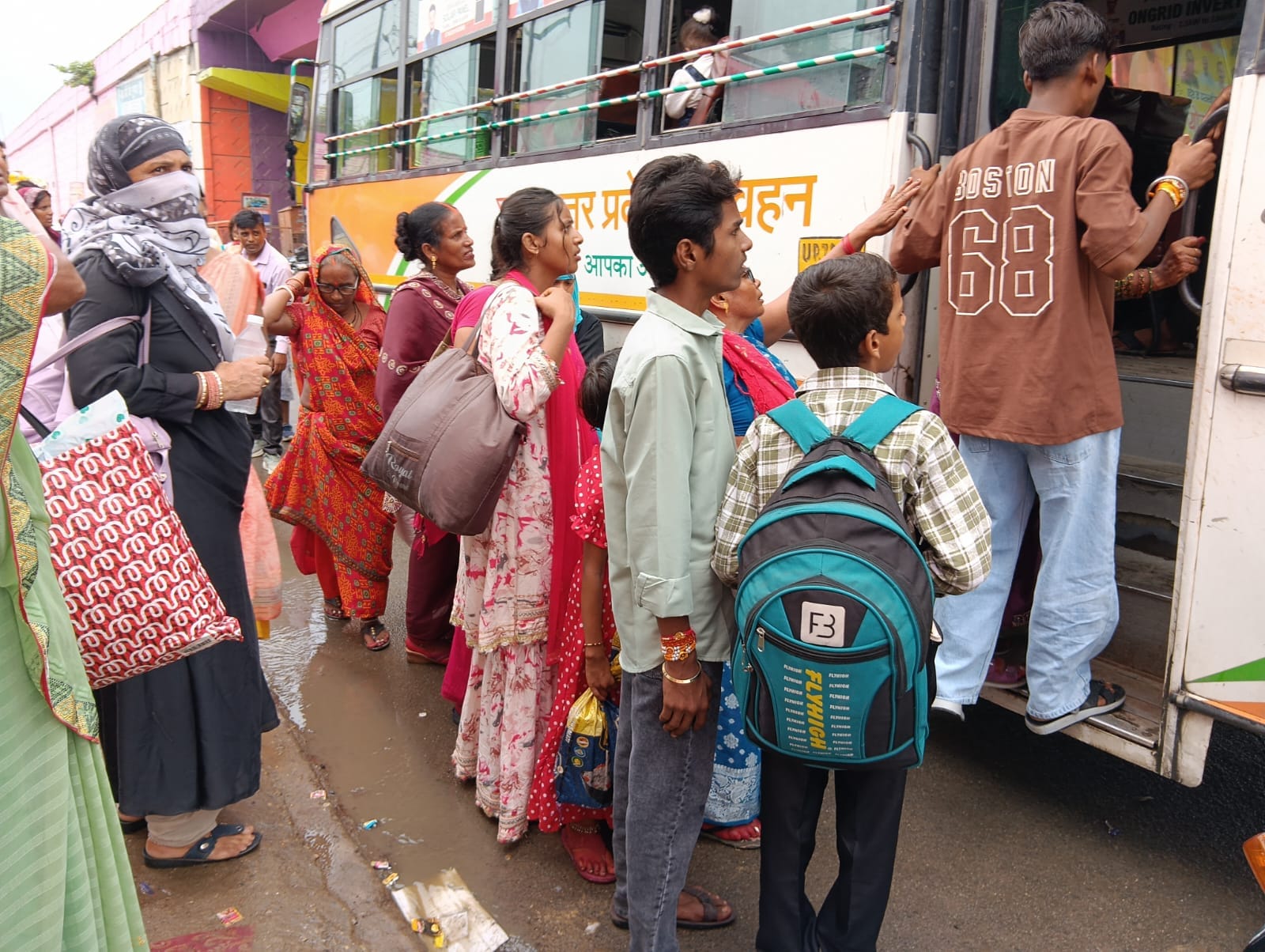 खलीलाबाद में बस में सवार होतीं महिलाएं व अन्य। संवाद