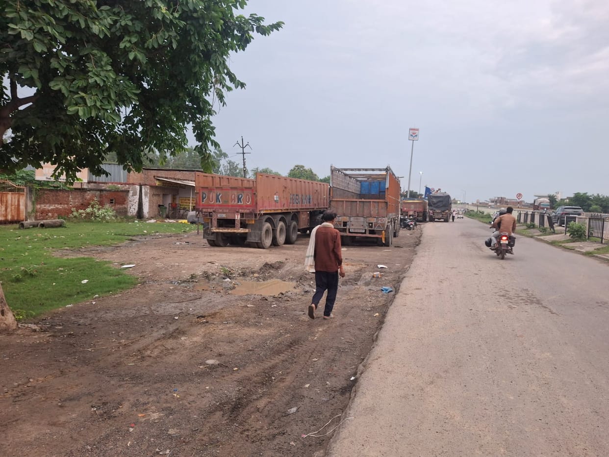 A gang of diesel thieves is active on the highway; they conduct reconnaissance and break open fuel tank locks.