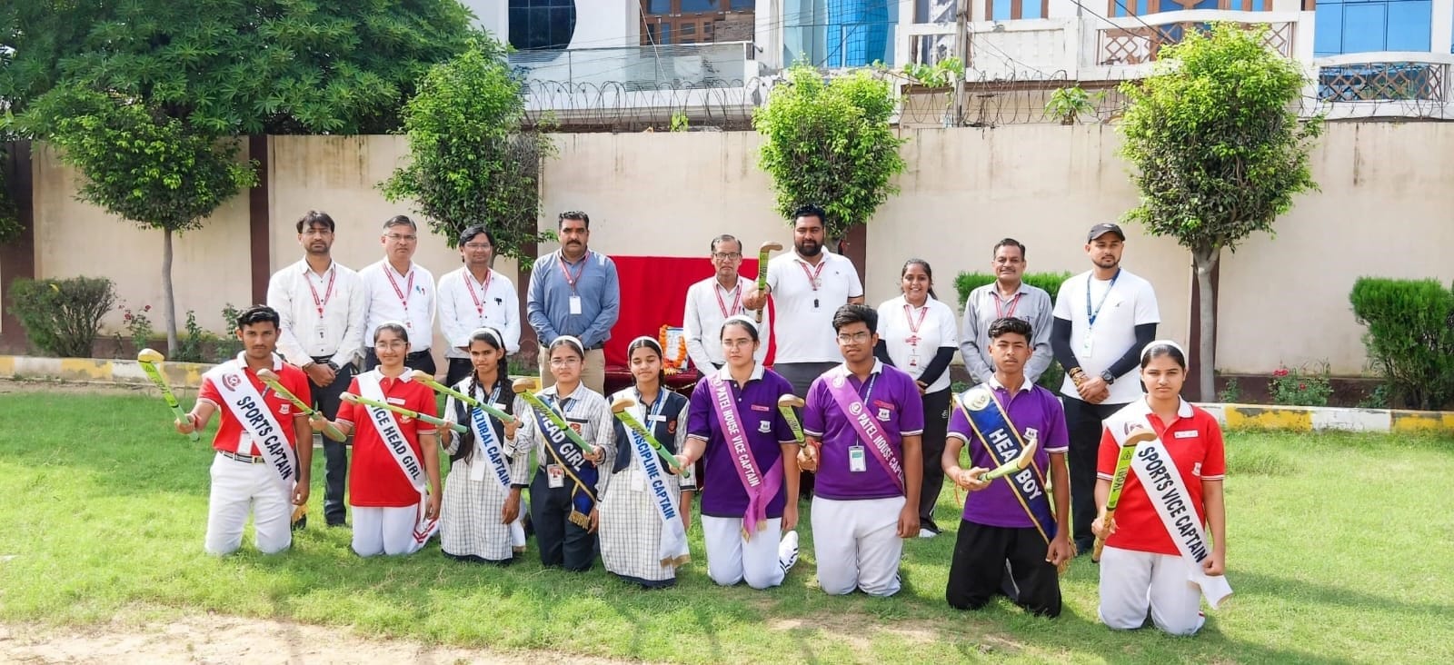 मॉडर्न पब्लिक स्कूल में खेल प्रतियोगिता के विजेता खिलाड़ी शिक्षकों के साथ। स्रोत: संस्थान