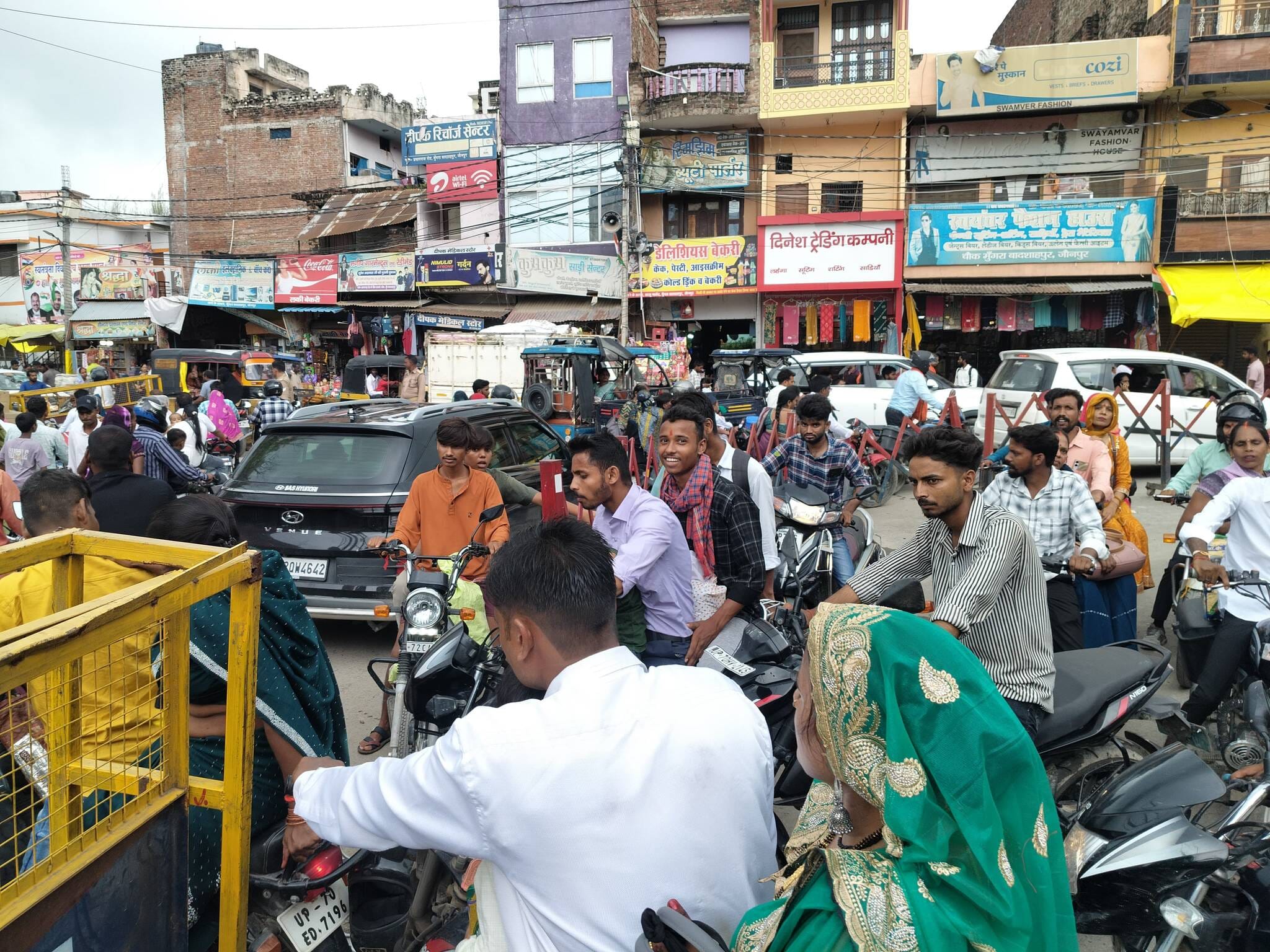 मुंगराबादशाहपुर चौराहे पर जाम से जूझते लोग। संवाद