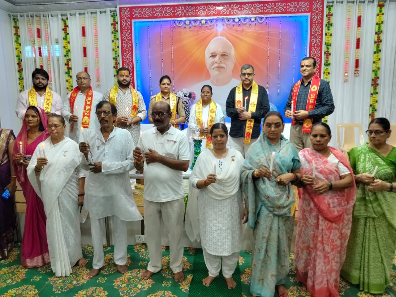 मुंगराबादशाहपुर-----नेपाल में हुए त्रासदी में मृत लोगों के प्रति श्रद्धांजलि अर्पित करते लोग।