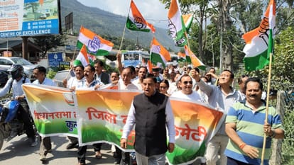 मौहल में अपनी मागों को लेकर रैली निकालते कांग्रेस के कार्यकर्ता।-संवाद