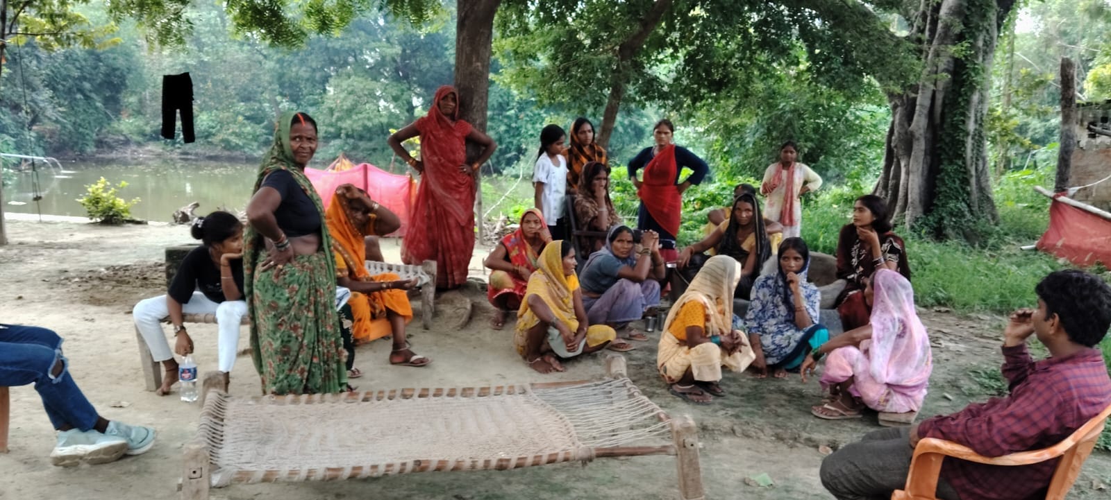 मुहम्मदाबाद गोहना कोतवाली क्षेत्र के चक जाफरी गांव में मृतक के दरवाजे पर बैठे लोग