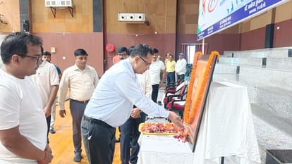 मेजर ध्यानचंद के चित्र पर पुष्पांजलि अर्पित करते कुलपति प्रो. राकेश कुमार सिंह ।स्रोत:पूविवि