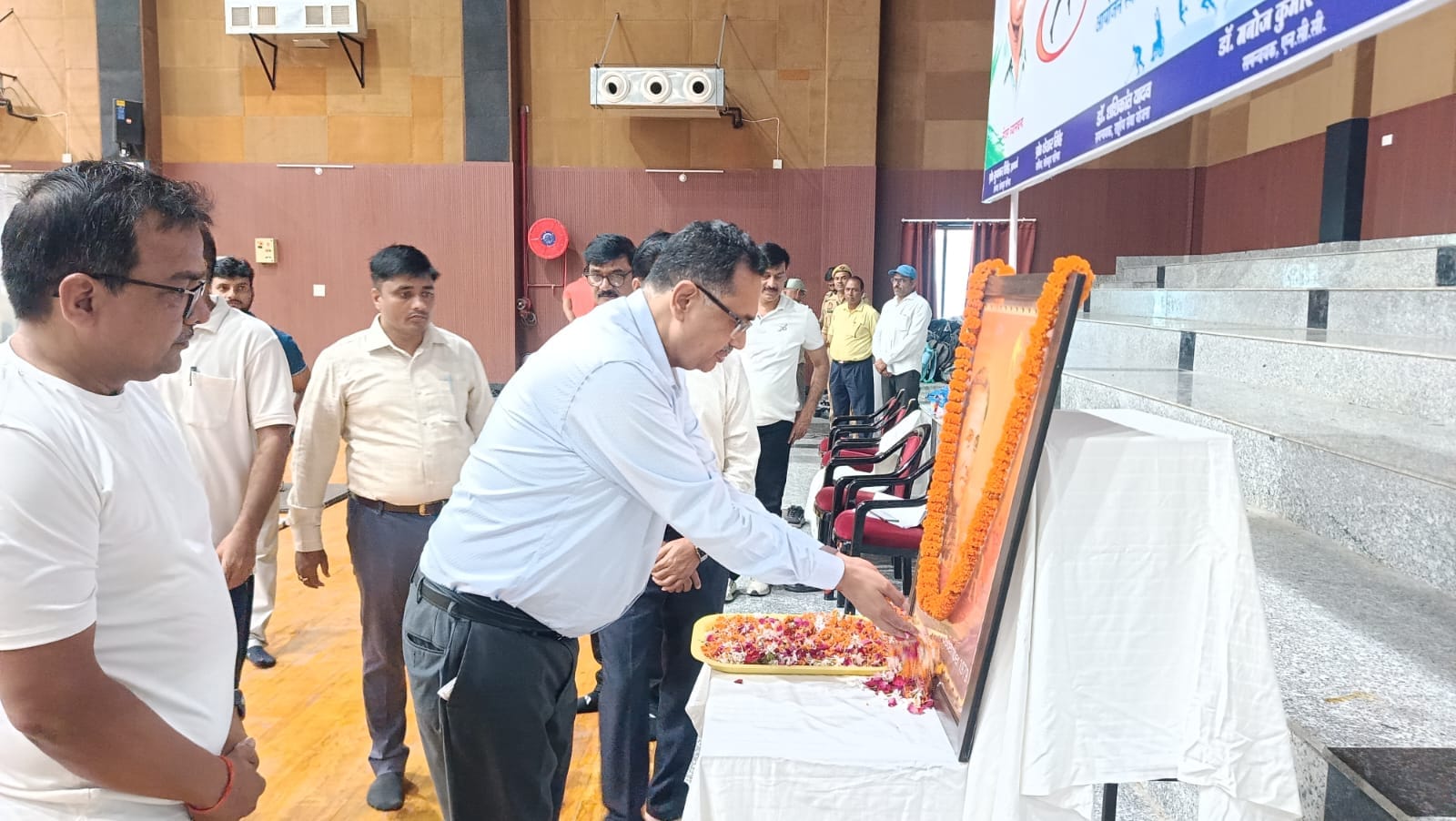 मेजर ध्यानचंद के चित्र पर पुष्पांजलि अर्पित करते कुलपति प्रो. राकेश कुमार सिंह ।स्रोत:पूविवि