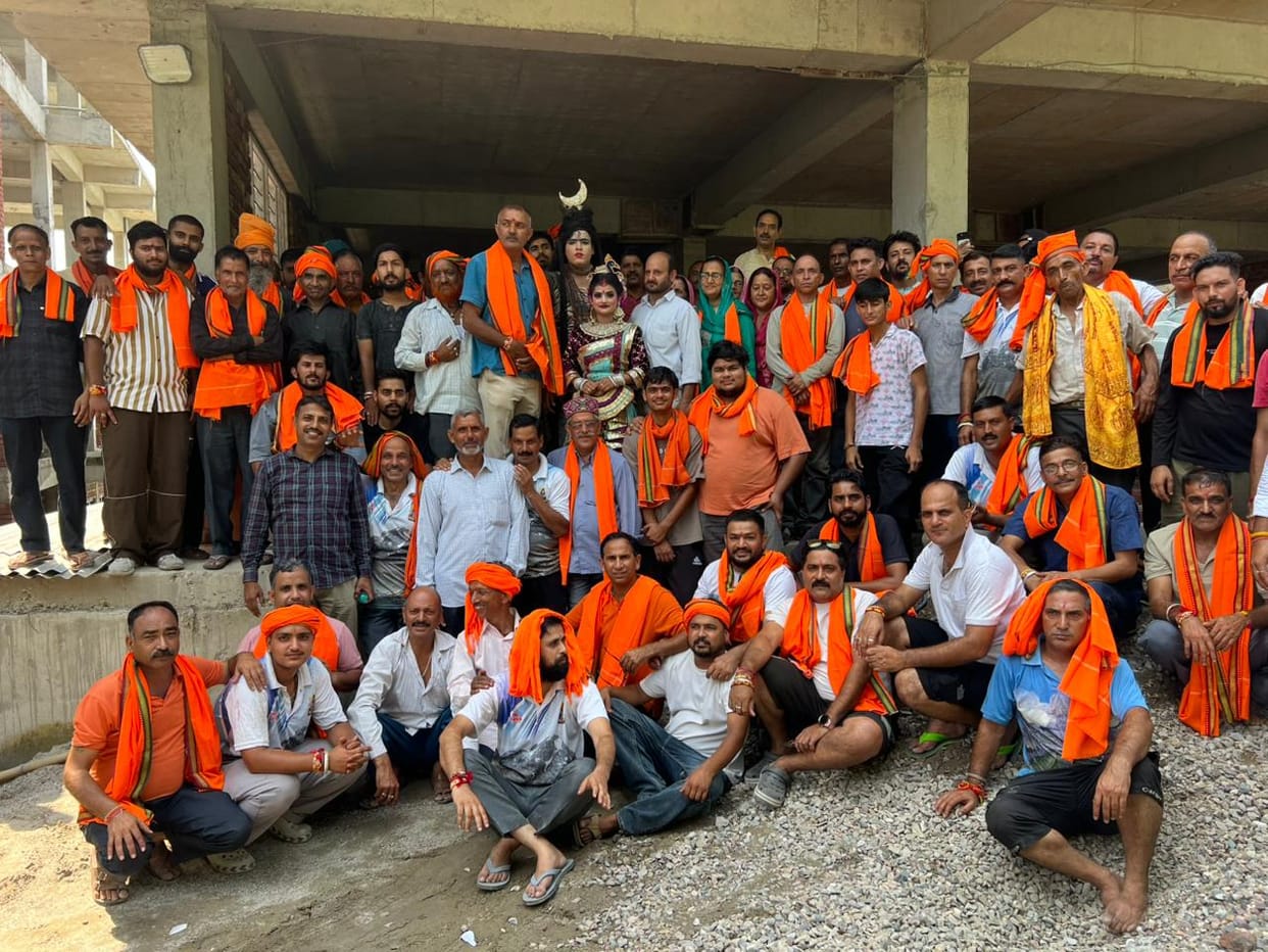 Members of the Langar Seva Dal from Badu have set off for Manimahesh.