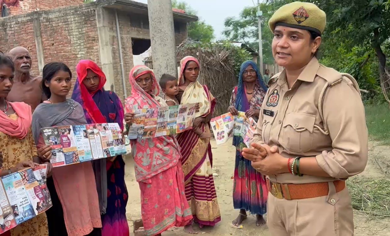 मिशन शक्ति चौपाल में महिलाओं को जानकारी देती महिला पुलिस कर्मी। 
