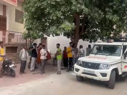 मृतक के घर के बाहर एकत्र ग्रामीण।
