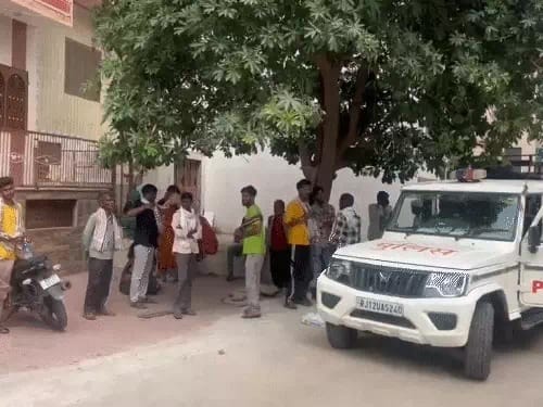 मृतक के घर के बाहर एकत्र ग्रामीण।