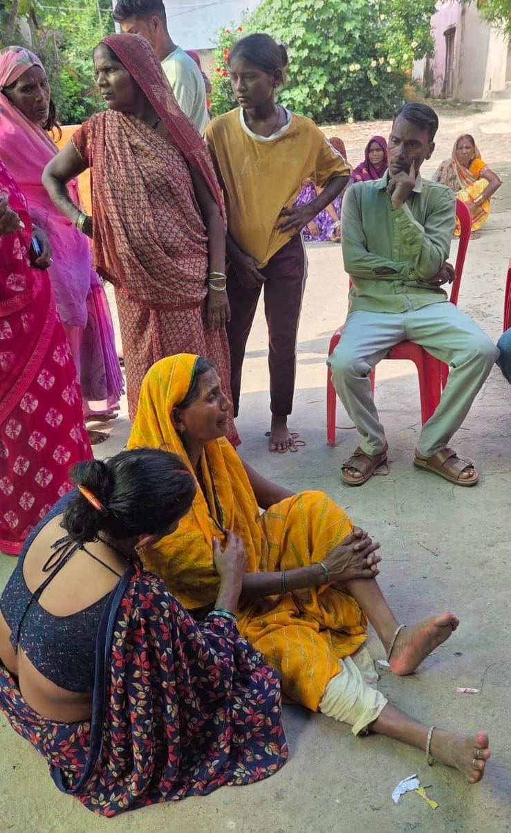 मृतक रामकिशन के घर पर रोते बिलखते परिजन। संवाद