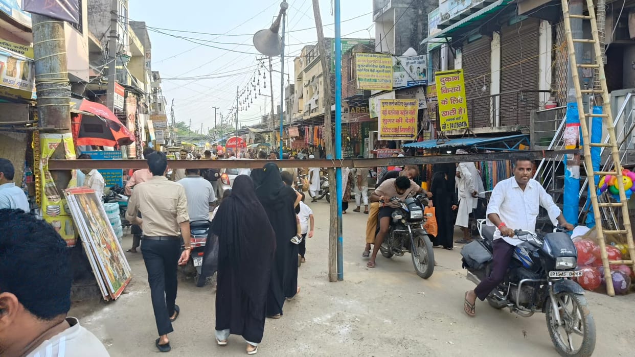 12 injured by a girder at the main entrance of the Raksha Bandhan fair.