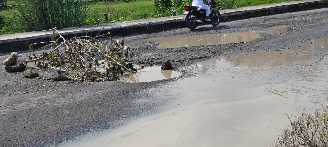 मथुरापुर बाईपास के पास सड़क पर बना गड्ढा। संवाद