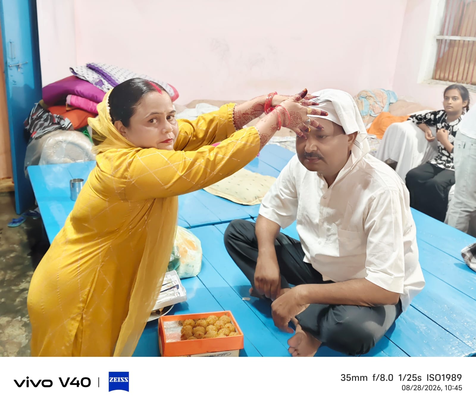 नगर बाजार मे मोहम्मद वारिस को राखी बांधती वंदना पाठक।-संवाद