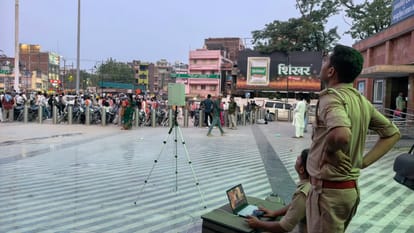 नगर के निकाले गए महावीरी झंडा जुलूस का ड्रोन से निगरानी करते पुलिसकर्मी।संवाद